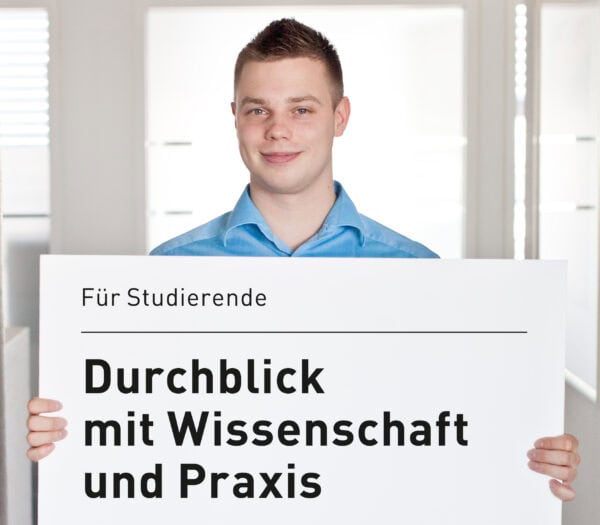Ein Mann hält ein Plakat in der Hand auf dem steht: Für Studierende, Durchblick mit Wissenschaft und Praxis.