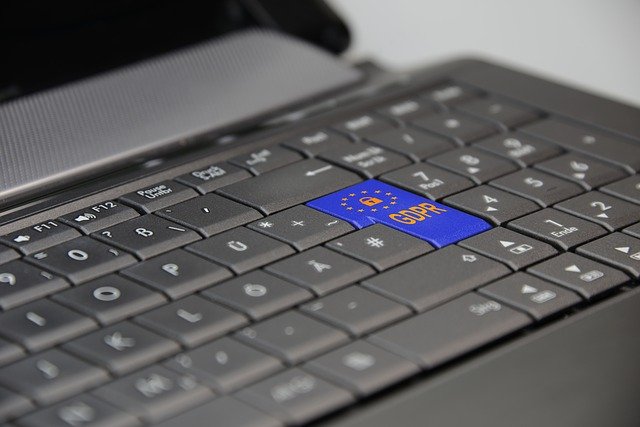 Tastatur auf einem Laptop mit einer großes blauen Taste mit EU Logo darauf.