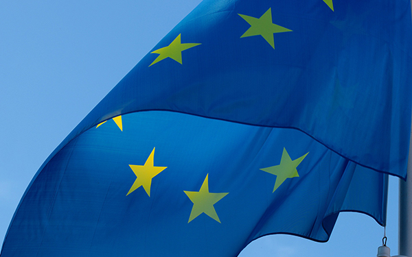 Die Flagge der EU im Wind