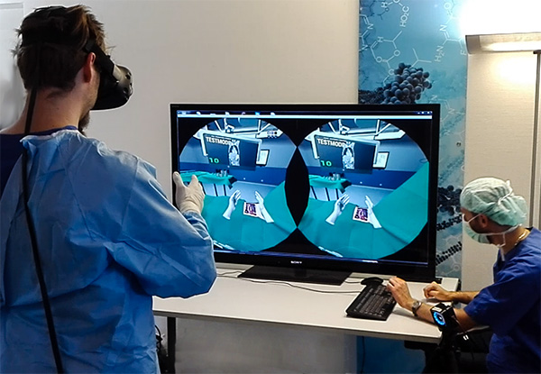 Ein Chirurg steht mit VR-Brille vor einem PC auf dem eine simulierte OP zu sehen ist.
