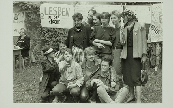 Alt aussehendes schwarz-weiß Foto, das eine Gruppe Frauen zeigt.
