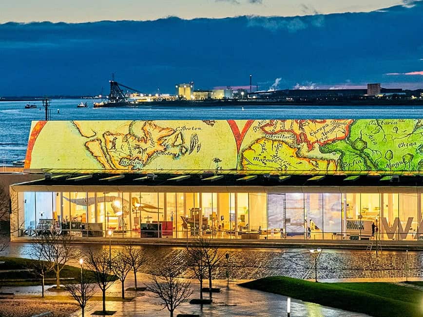 Foto vom beleuchteten Deutschen Schifffahrtsmuseum in der Abenddämmerung.