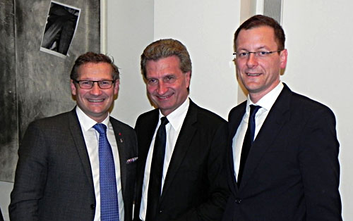 Drei Männer in Anzügen stehen nebeneinander und posieren für das Foto.
