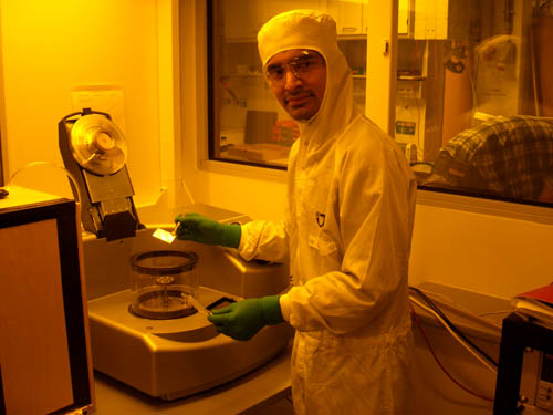 Ein Mann in Schutzkleidung steht in einem Labor.