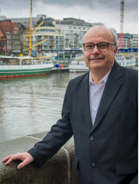Portraitfoto von Reinhard Ahlers mit der Weser im Hintergrund