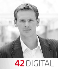 Portraitfoto von Stephan Römer, darunter das Logo von 42 Digital