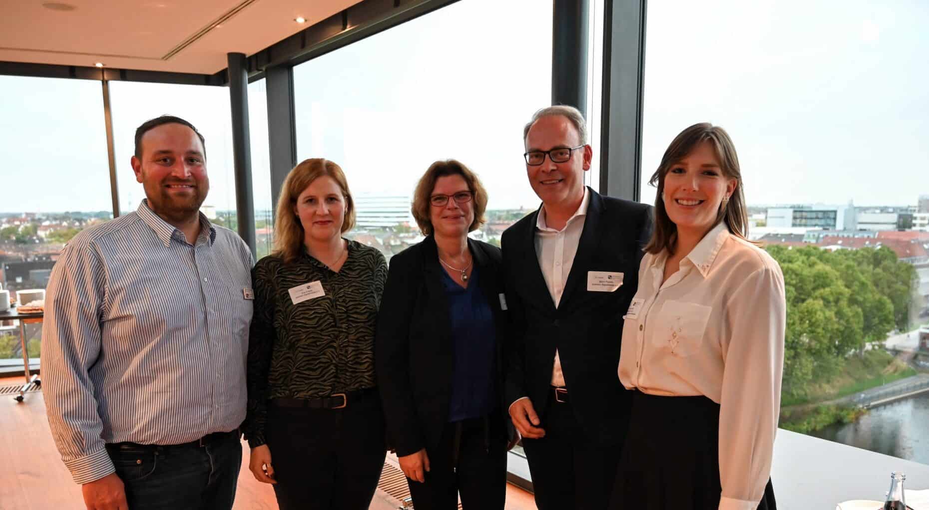 Ein Gruppenfoto von fünf Personen.