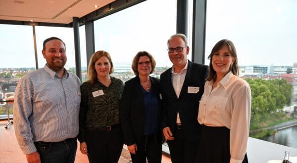 Ein Gruppenfoto von fünf Personen.