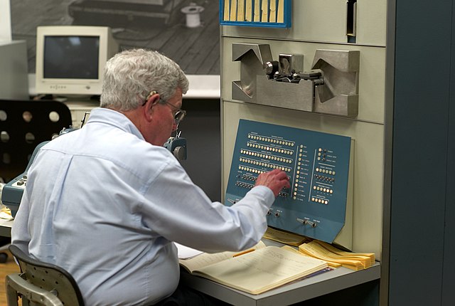 Steve Russell sitzt vor dem PDP-1