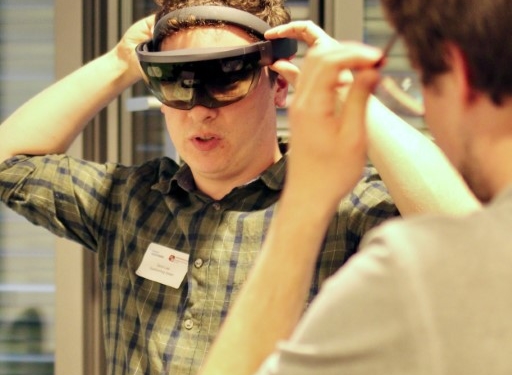 Mann setzt sich eine VR-Brille auf.