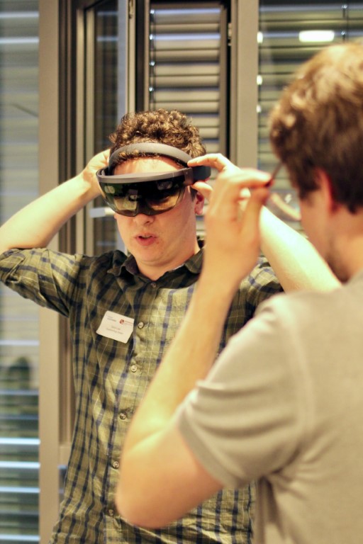 Mann setzt sich eine VR-Brille auf.