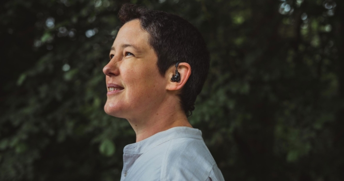 Eine Frau trägt einen In-Ear-Kopfhörer