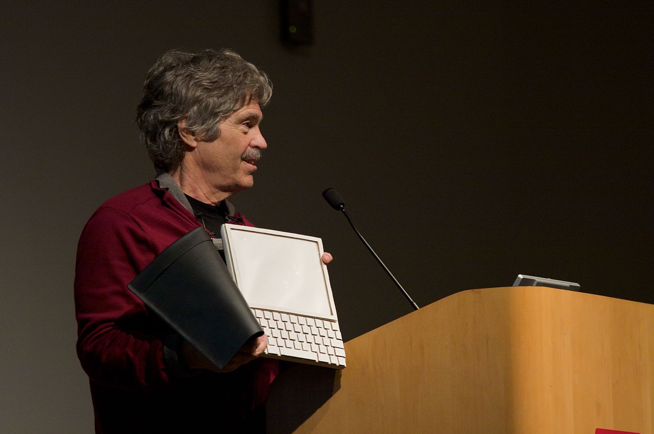 Alan Kay mit dem Prototyp des Dynabook