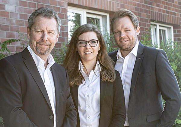 Firmengründer Michael Suhren (links im Bild) mit den Geschäftsführern Julia Suhren und Marc Zielinski. Quelle: Suhren
