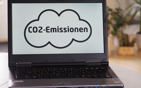 Laptop auf dem der Schriftzug CO2-Emissionen eingeblendet ist