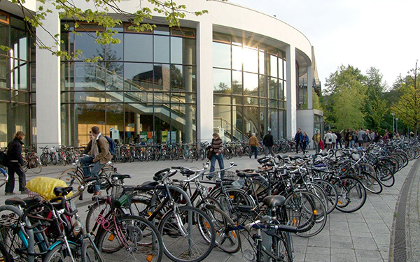 Foto des Hörsaalzentrums der Uni Oldenburg (Außenansicht)