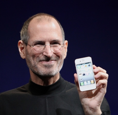 Steve Jobs mit einem Iphone