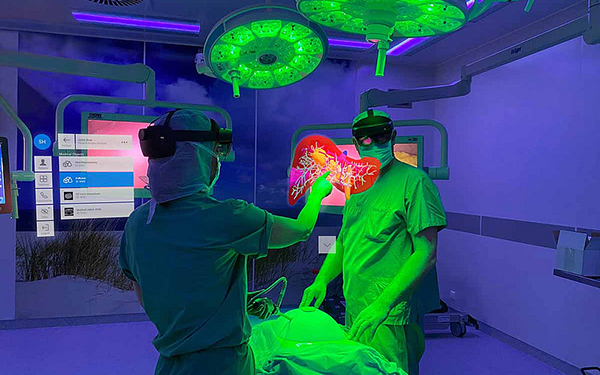 Zwei Chirurgen stehen im Neonlicht um einen Operationstisch