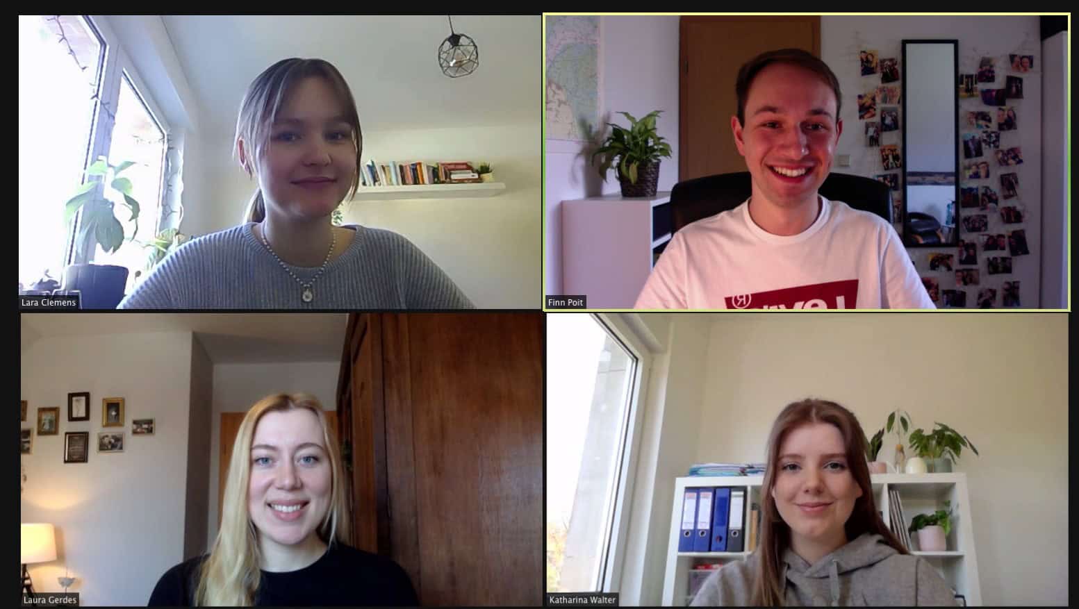 Screenshot aus einem Teams-Call mit vier Personen
