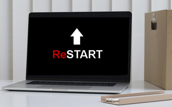 Aufgeklappter Laptop mit dem ReSTART Logo auf dem schwarzen Bildschirm.