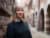 Portraitfoto von Laura Heissenbüttel vor einer Backsteinmauer