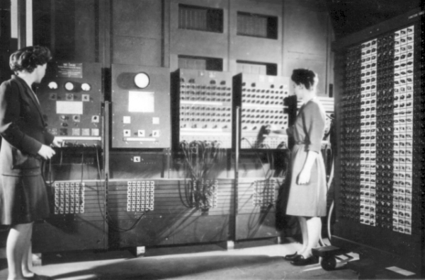 Zwei Frauen stehen vor dem ENIAC