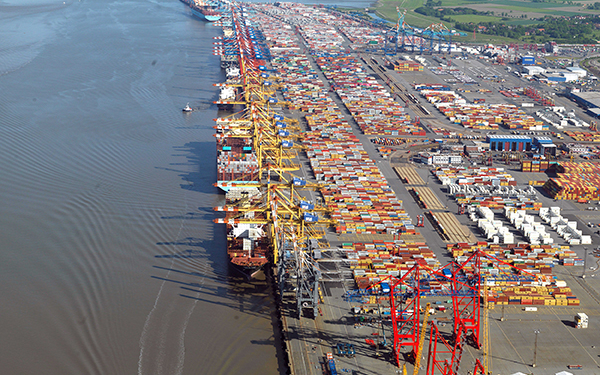 Aufnahme aus der Vogelperspektive auf einen Containerhafen.