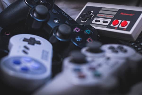 Nahaufnahme verschiedener Controller und Game-Geräte.