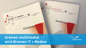 Zwei Broschüren liegen auf einem Tisch. Zu sehen sind die oberen Hälften der Broschüren mit den Schriftzügen „Bremen IT + Medien“ und „bremen multimedial“. Darüber steht auf einem blauen Band: bremen multimedial wird Bremen IT + Medien.