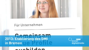 Auf dem Foto steht eine junge Frau, die ein Schild in den Händen hält. Auf diesem steht: Gemeinsam neue Profile ausbilden. Darüber steht auf einem blauen Band: 2013: Etablierung des DMI in Bremen.