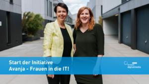 Zwei Frauen posieren für ein Foto und lächeln in die Kamera. Darüber steht auf einem blauen Band: 2021: Start der Initiative Avanja – Frauen in die IT!