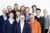 Eine Gruppe von 12 Personen steht für ein Gruppenfoto zusammen und lächelt in die Kamera.