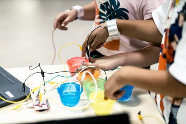 Kinderhände bauen ein 