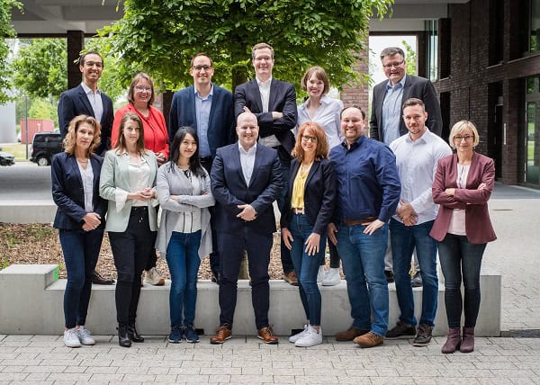 Gruppenfoto von Menschen dir für ein Foto posieren.