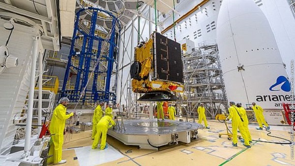 Blick in einen Hanger, in dem an einem Satelliten gebaut wird.
