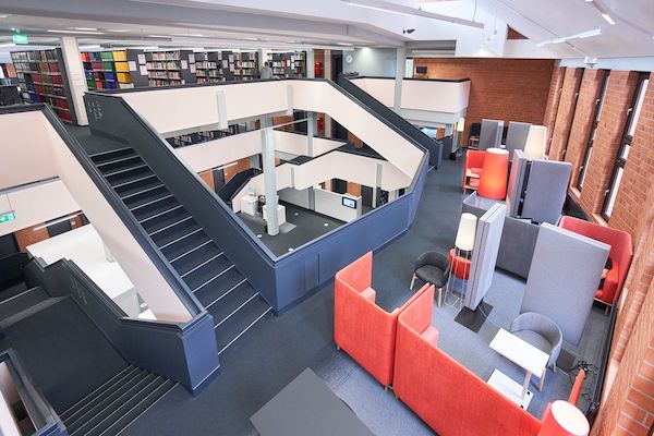 Das Bild zeigt eine virtuelle Innenaufnahme der Bibliothek der Hochschule Emden.