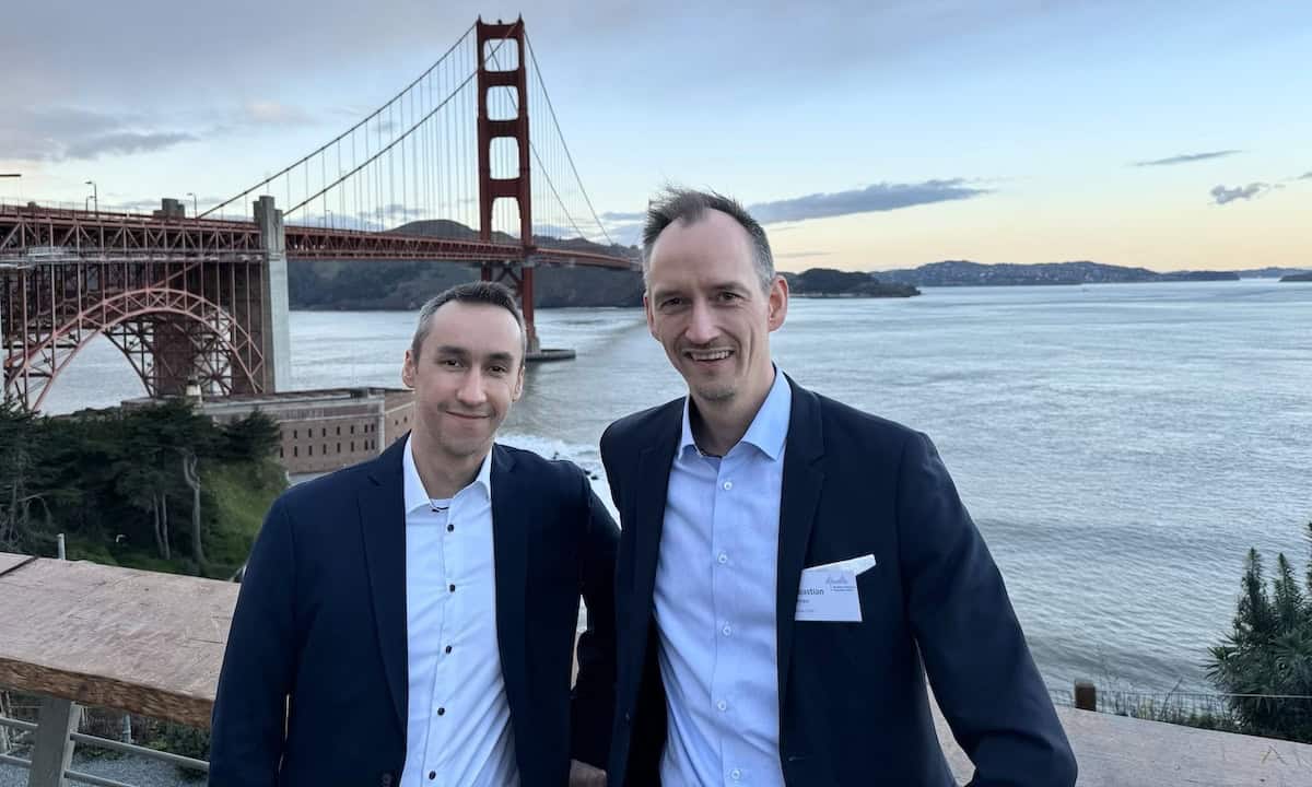 Zwei Menschen stehen vor der Golden Gate Bridge in San Francisco und blicken freundlich in die Kamera.