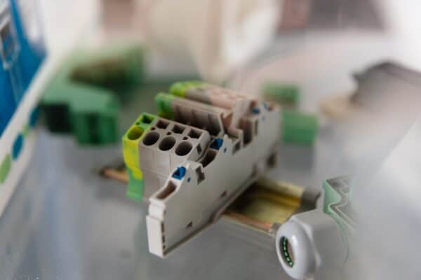 Makro-Nahaufnahme von bunten Steckern und Kabeln.