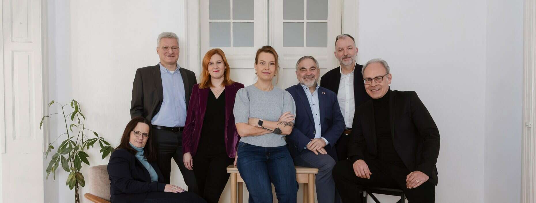 Gruppenfoto von sieben Personen.