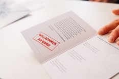 Eine aufgeklappte Broschüre.