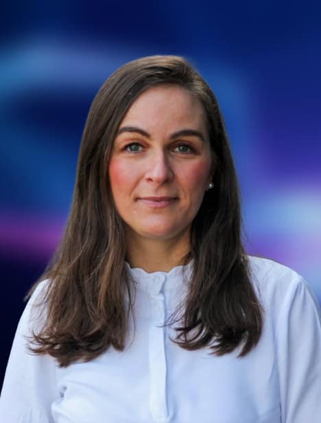 Ausgeschnittenes Porträt einer Frau, die in die Kamera schaut. Der Hintergrund ist blau.