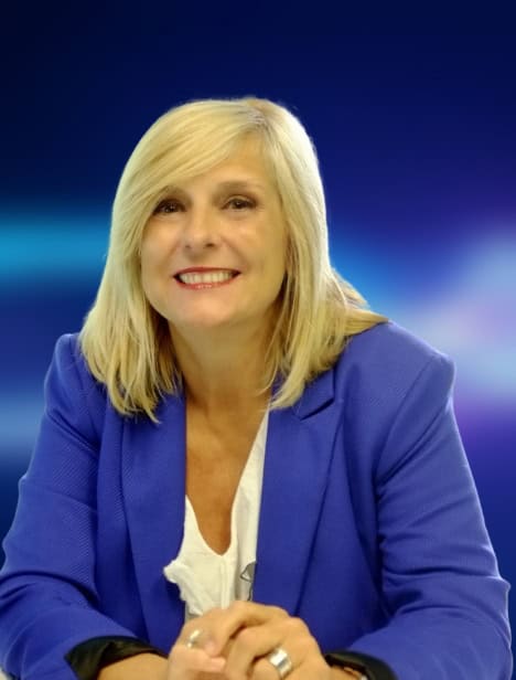 Ausgeschnittenes Porträt einer Frau, die in die Kamera schaut. Der Hintergrund ist blau.