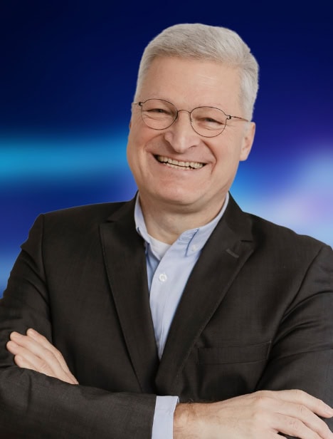Ausgeschnittenes Porträt eines Mannes, der in die Kamera schaut. Der Hintergrund ist blau.