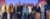 Gruppenfoto von 10 Personen auf einer Bühne.