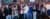 Großes Gruppenfoto von über 50 Personen.