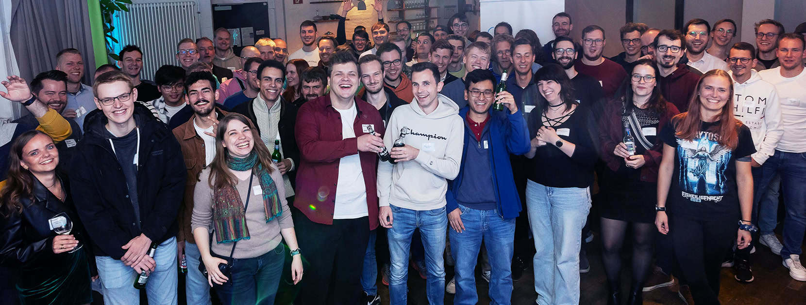Großes Gruppenfoto von über 50 Personen.