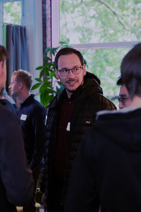 Mehrere Männer unterhalten sich miteinander.