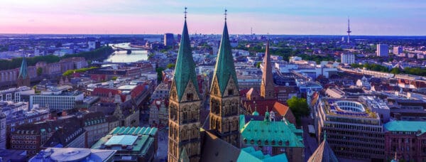 Panoramaperspektive der Bremer Innenstadt mit dem Dom im Mittelpunkt.