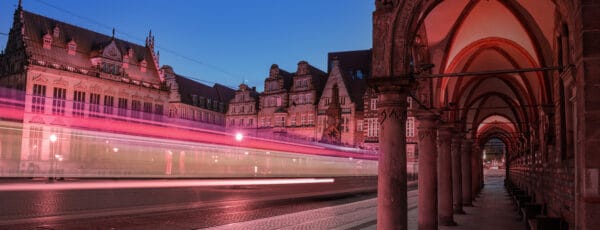 Aufnahme mit Langzeitbelichtung vom Marktplatz Bremen mit alten Gebäuden.