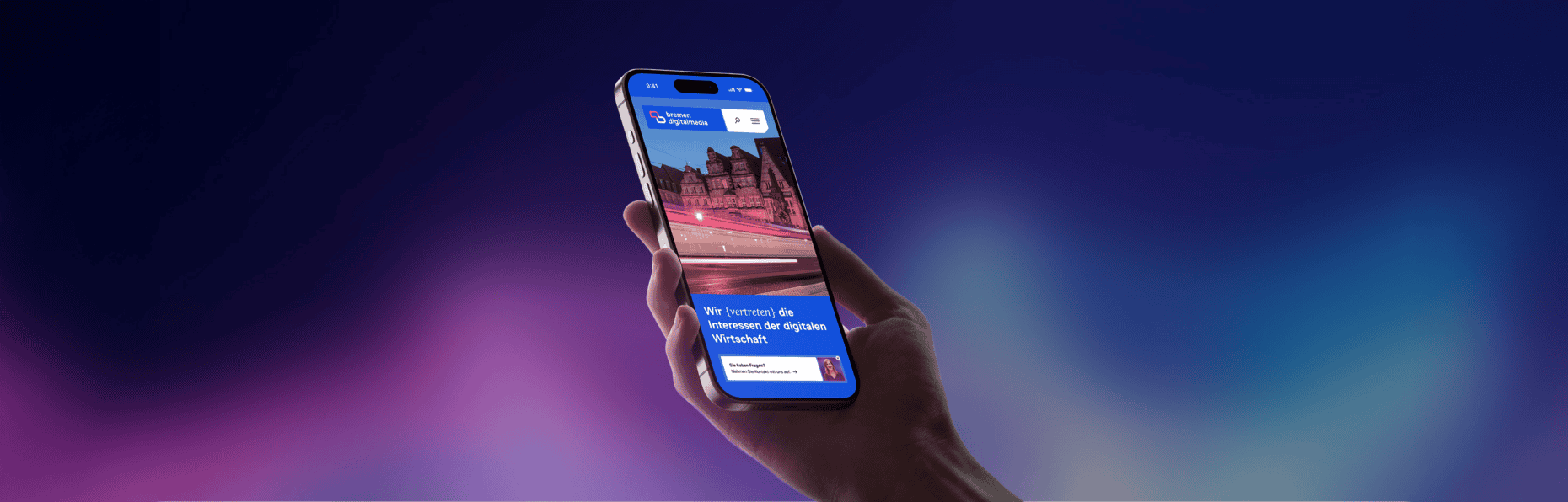 Eine Hand hält ein Handy, auf welchem die Website von bremen digitalmedia geöffnet ist.